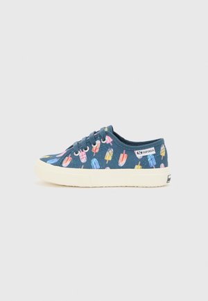 Marineblaue Leinensneaker mit weißer Sohle, Schnürsenkeln und mehrfarbigem Eis am Stiel Motiv, Superga-Logo an der Seite und Ferse.