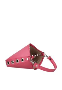 Roze driehoekige handtas van glad synthetisch leer. Heeft metalen oogjes langs de rand, een ritssluiting en een afneembare schouderband.