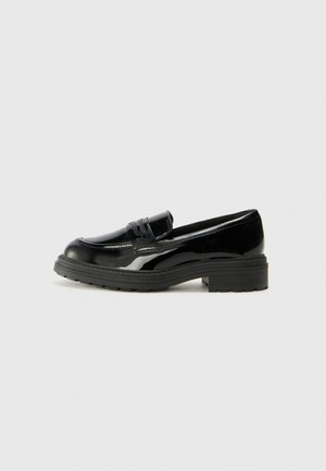 Zwarte lakleren loafers met een dikke zwarte rubberen zool, met een gestikte vamp en een gladde, glanzende oppervlakte.