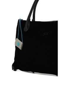 Borsa tote in velluto nero con dettagli in pelle nera, caratterizzata da un laccio turchese e un piccolo portafoglio grigio attaccato. Texture liscia, design minimalista.