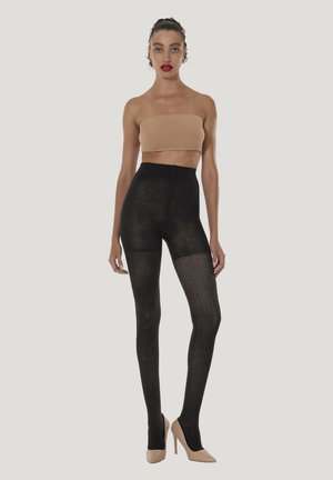 Sorte mønstrede strømpebukser med en tekstureret design, kombineret med en brun stropløs top og nøgenfarvede højhælede sko. Glat stof med en kropsnær silhuet.