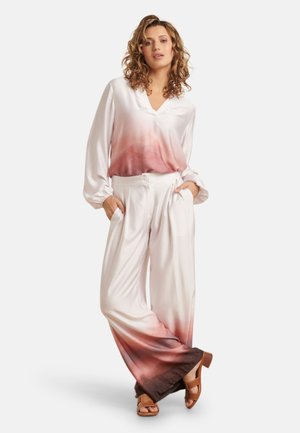 Satinbluse mit V-Ausschnitt und langen Ärmeln, mit einem Ombre-Effekt, der von Weiß zu Pink übergeht. Weite Hose im passenden Stil.