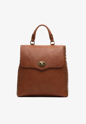 Bolso de piel marrón con un asa, cierre de solapa, cierre de torsión de latón y tachuelas de latón a lo largo de los lados.