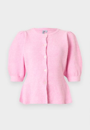 Rozi rebrasti kardigan s balon rukavima, okruglim izrezom i kopčanjem na gumbe. Ima peplum struk i mekanu teksturu.