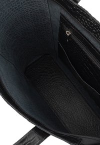 Borsa tote nera con un motivo in pelle di coccodrillo testurizzato, con interno foderato in tessuto, tasca con zip e due scomparti laterali.