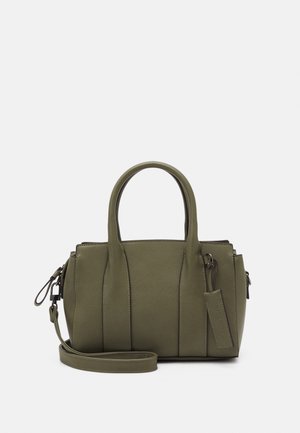 Olivgrüne Handtasche mit zwei oberen Griffen, einem abnehmbaren Schulterriemen und einem rechteckigen Lederanhänger, der an der Seite hängt.