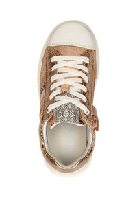 Bruine metallic leren sneaker met witte veters en neuskap, voorzien van een textuur zijpaneel en een patroon in de binnenvoering.