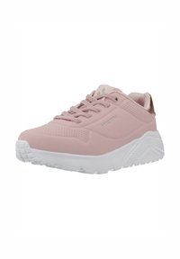 Sneaker rosa con parte superiore in sintetico liscio, suola in gomma bianca e dettagli forati sulla punta. Lacci e sottile accento dorato sul tallone.