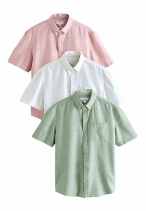 Trzy koszule z krótkim rękawem na guziki w kolorze różowym, białym i jasnozielonym z kołnierzykami i kieszeniami na piersi, ułożone jedno na drugim.