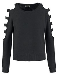 Czarny sweter z dzianiny z okrągłym dekoltem oraz wcięciami na ramionach, z prążkowanymi mankietami i dołem, tworzącymi teksturowany wygląd.