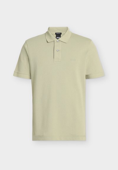 Polo beige clair à manches courtes avec deux boutons, col et petit logo "BOSS" sur la poitrine gauche.