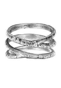 Anello d'argento caratterizzato da bande intrecciate con una superficie testurizzata e una finitura lucida. Contrassegnato con "925" per indicare argento sterling.