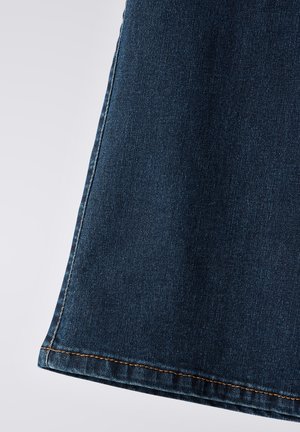 Denim nederdel i en mørkeblå farve, med en lige snit, en kantet bund og kontrasterende orange syninger langs kanterne.