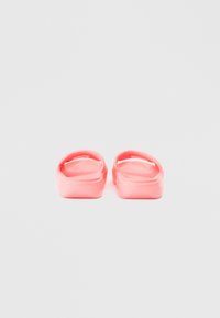 Sandale roz din cauciuc cu talpă texturată și design cu spate deschis. Material neted și flexibil și formă conturată pentru confort.