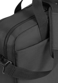 Schwarzer Stoff-Rucksack mit gepolsterten Trägern, einem mit Reißverschluss versehenen Hauptfach und einer Fronttasche, im Nahbereich gezeigt.