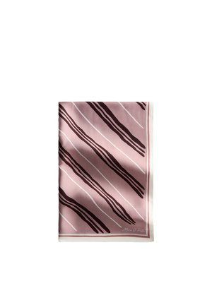 Sciarpa di seta rosa piegata con strisce diagonali marrone scuro e bianche e un sottile bordo bianco su sfondo bianco.