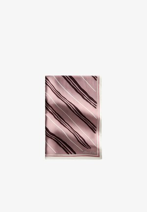 Sciarpa di seta rosa piegata con strisce diagonali marrone scuro e bianche e un sottile bordo bianco su sfondo bianco.