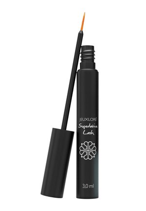 Schwarze Tube des Jeuxloré Superlative Lash Wimpernserums mit offenem Applikatorpinsel, der einen orangefarbenen dünnen Pinsel zeigt, 3 ml.