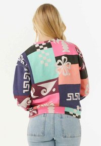 Bunt gemustertes Sweatshirt mit geometrischen und floralen Designs in Pink, Blau, Grün, Lila und Weiß; lockere Passform mit gerippten Manschetten.