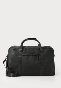 Czarna torba typu duffel, wykonana z trwałej tkaniny, wyposażona w dwa górne uchwyty, odpinany pasek na ramię oraz przednią kieszeń na zamek o minimalistycznym designie.