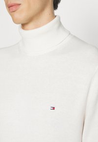 Tommy Hilfiger PIMA ROLL NECK - Strikkegenser - ancient white