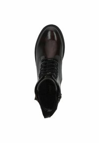 Botín de cuero negro hasta el tobillo con un acabado brillante, con cordones en la parte frontal, cremallera en el lateral y paneles texturizados. Diseño de punta redonda.