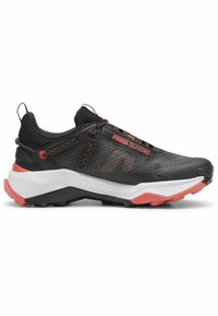 Scarpe da corsa nere con dettagli in rete, accenti rossi a contrasto, suola bianca e nera, e finitura testurizzata per grip e supporto.