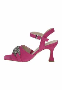 Roze suède open teensandalen met een vierkante neus, enkelbandje en zilveren decoratieve knoopdetail aan de voorkant, met een middelhoge hak.