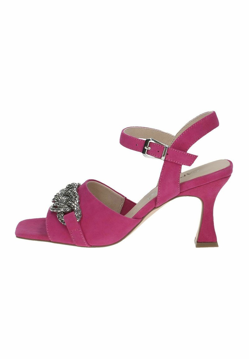 Roze suède open teensandalen met een vierkante neus, enkelbandje en zilveren decoratieve knoopdetail aan de voorkant, met een middelhoge hak.