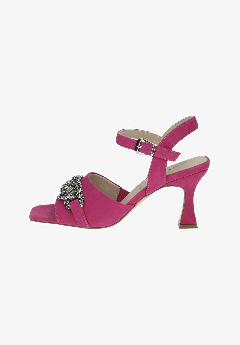 Roze suède open teensandalen met een vierkante neus, enkelbandje en zilveren decoratieve knoopdetail aan de voorkant, met een middelhoge hak.