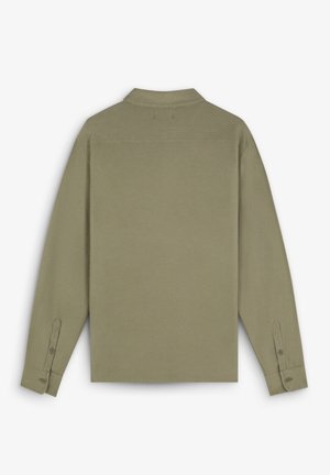 Camisa de manga larga en algodón verde oliva, con un collar clásico, puños abotonados y un corte recto con una textura suave.