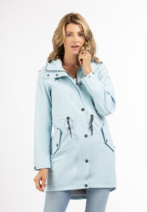 Parka impermeabile azzurro chiaro con cappuccio regolabile, bottoni frontali e due tasche laterali. Tessuto morbido e design casual.