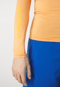 Quiksilver EVERYDAY UPF50 - Védőfelső - apricot
