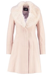 Rosa kappa med ett strukturerat tyg och en stor fuskpälskrage. Funkar med en framknäppning, två sidfickor och långa ärmar.