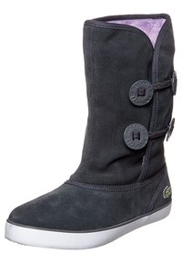 Bottes hautes jusqu'au genou en daim noir avec une doublure violette douce, ornées de trois boutons ronds et une semelle en caoutchouc blanc. Texture lisse et design ajusté.