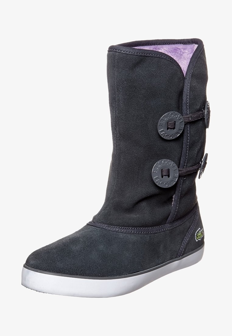 Bottes hautes jusqu'au genou en daim noir avec une doublure violette douce, ornées de trois boutons ronds et une semelle en caoutchouc blanc. Texture lisse et design ajusté.