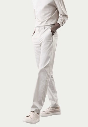 Marks & Spencer REGULAR FIT SUPER LIGHTWEIGHT - Stoffhose - dove
