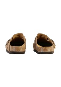 Sandali marroni con fibbia, con tomaia in suede, fascetta regolabile e soletta in sughero testurizzata. Suola piatta in gomma, design con parte posteriore aperta.