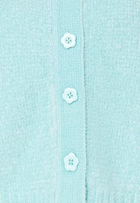 Hellblauer Cardigan aus weichem, strukturiertem Strick, mit dekorativen, blumenförmigen Knöpfen auf der Vorderseite zum Verschließen.