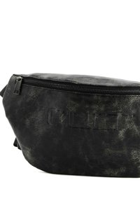 Borsa nera in finta pelle texturizzata con forma curvata, chiusura a zip e dettaglio del logo inciso sul davanti.