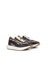 Zapatillas negras de cuero con un patrón trenzado en beige, con cordones blancos, una suela beige y un diseño de perfil bajo. Logos en la lengüeta.