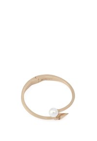 Bracelet rigide en or rose avec un détail en pointe et un accent en perle blanche. Finition lisse, forme circulaire, comprenant une charnière pour l'ouverture et la fermeture.