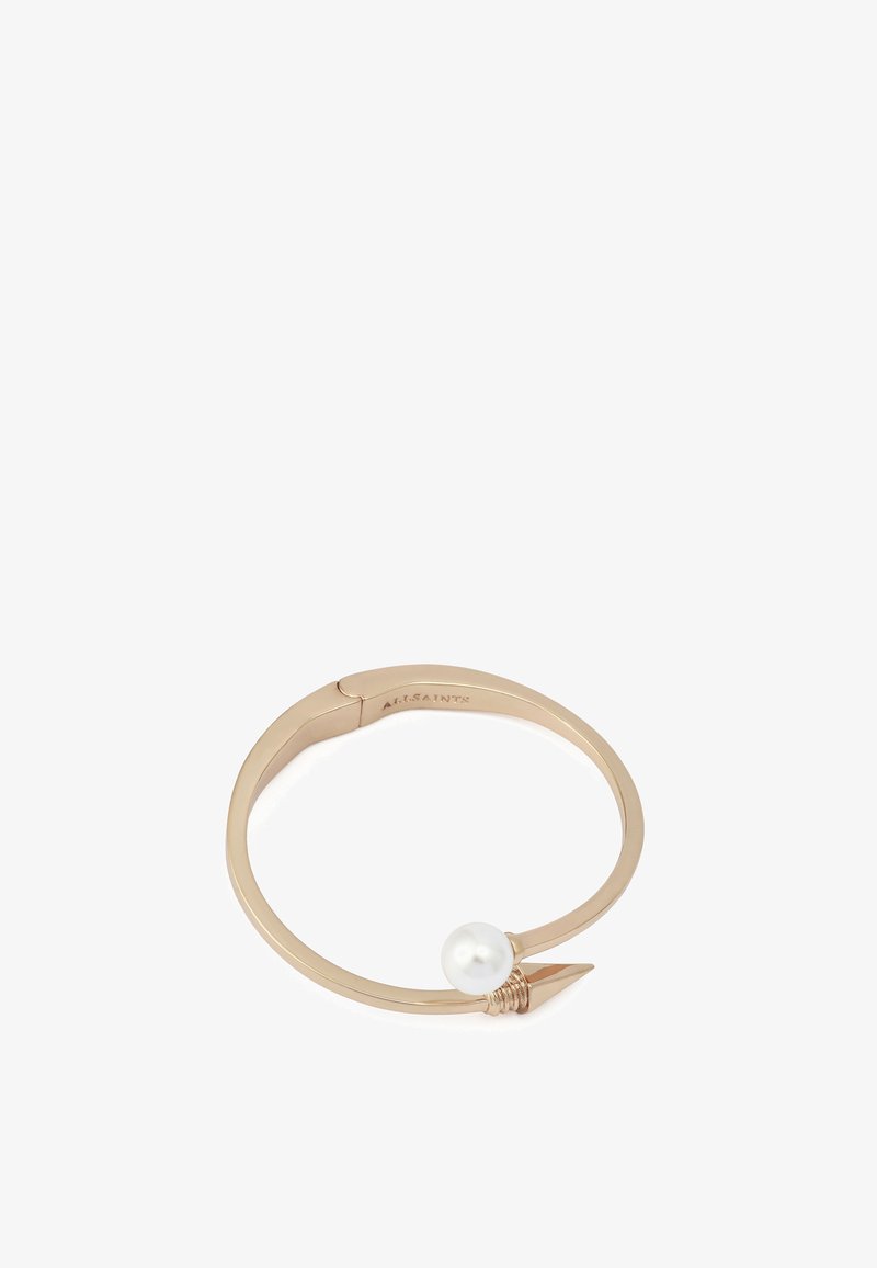 Bracelet rigide en or rose avec un détail en pointe et un accent en perle blanche. Finition lisse, forme circulaire, comprenant une charnière pour l'ouverture et la fermeture.