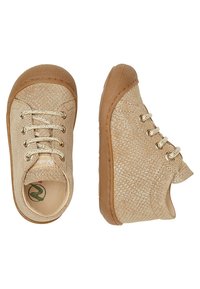 Béžové textilní tenisky s texturovaným povrchem, kulatou špičkou a světle hnědou gumovou podrážkou. Mají zlaté tkaničky a špunty.