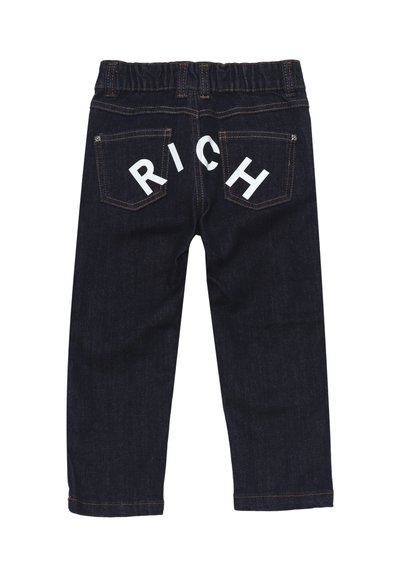 Jeans in denim scuro con vita elasticizzata, dotati di due tasche posteriori. La parola "RICH" è stampata in grandi lettere bianche sulle tasche.