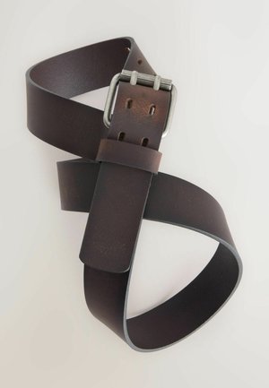 Dunkelbrauner Leder-Gürtel mit matter Textur, ausgestattet mit einer silbernen Metallschnalle und mehreren Löchern zur Anpassung.