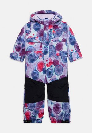 Une combinaison de ski pour enfant à capuche, ornée d’un motif circulaire violet, bleu et rouge, avec des empiècements noirs aux genoux, des poches avant et des poignets élastiqués.