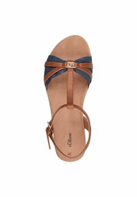 Sandal in pelle marrone con cinturini in tessuto blu navy, design open toe, fibbia regolabile alla caviglia e soletta imbottita con logo.