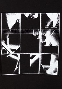 Tessuto nero con una composizione grafica audace in bianco, caratterizzata da lettere e forme disposte in un motivo a griglia, che presenta spessori e texture delle linee variabili.