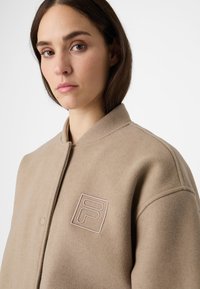 Fila APPAREL COMO FELTED VARSITY  - Bomberjacke - weathered teak